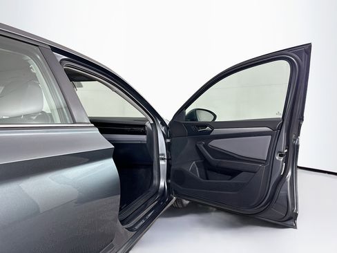 Used 2025 Volkswagen Jetta SE image 31