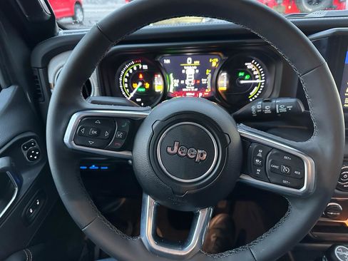 Used 2025 Jeep Wrangler Sahara image 16