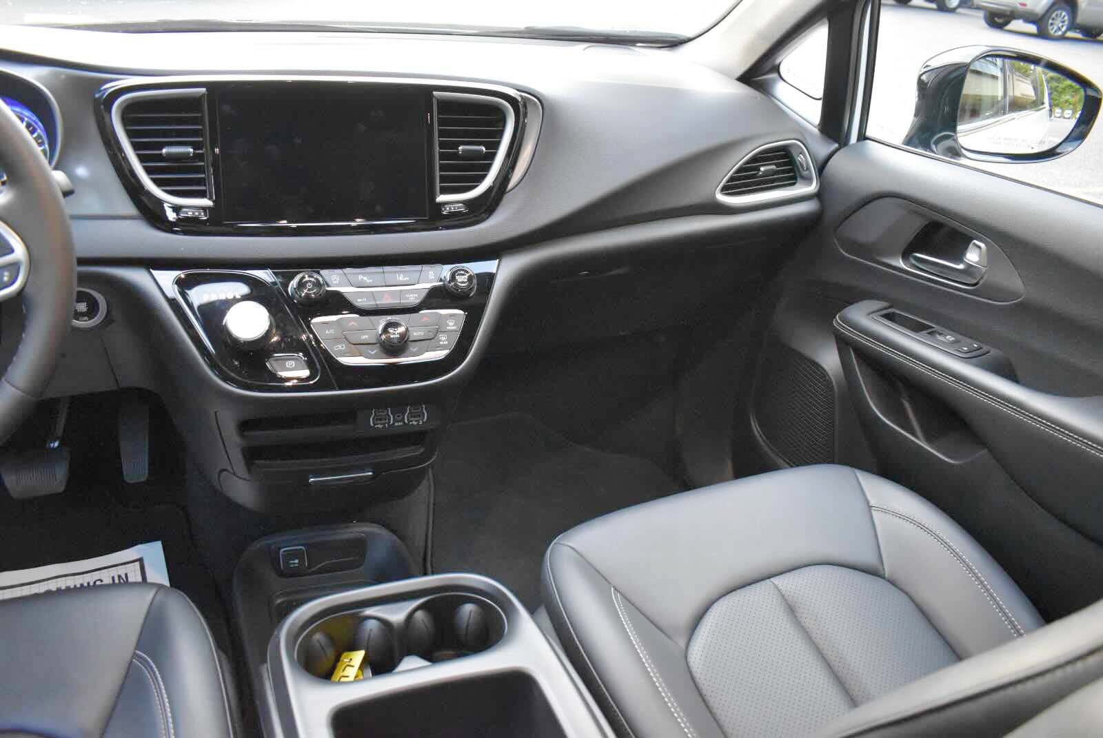 Used 2025 Chrysler Pacifica Select FWD image 16