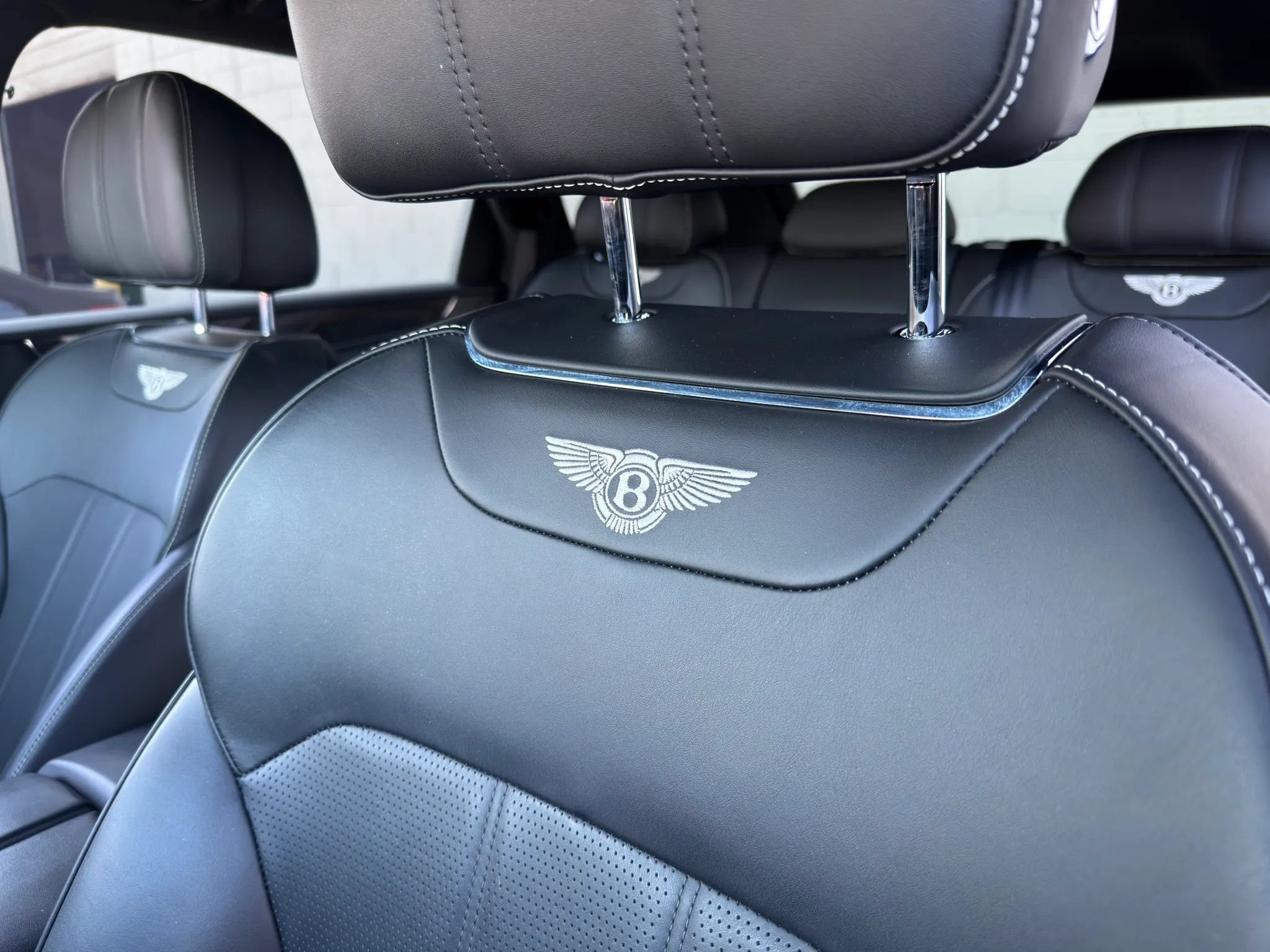 Used 2019 Bentley Bentayga AWD/4WD image 28