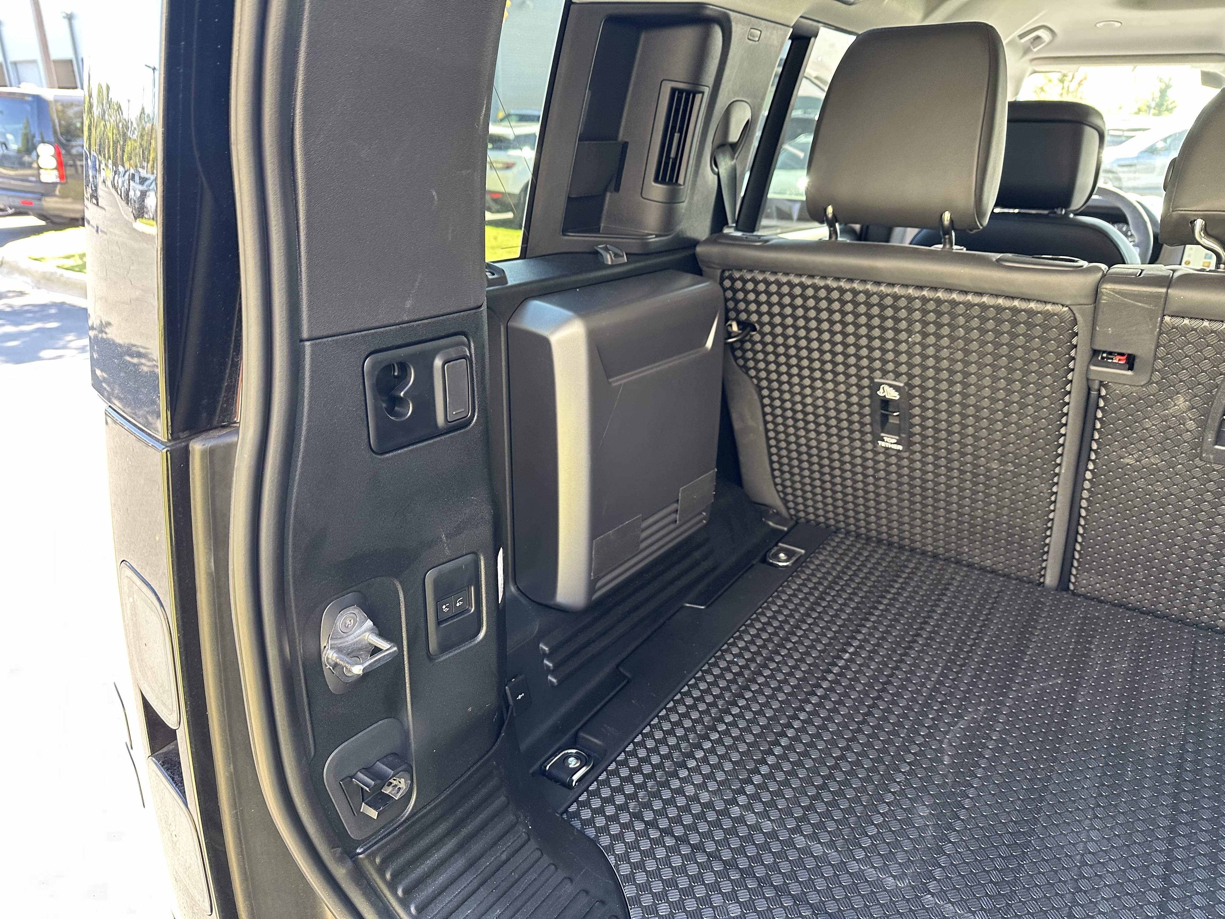 Used 2026 Land Rover Defender 110 X-Dynamic SE AWD/4WD image 40