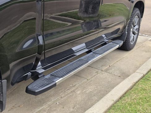 Used 2023 Chevrolet Silverado 1500 LT AWD/4WD image 7