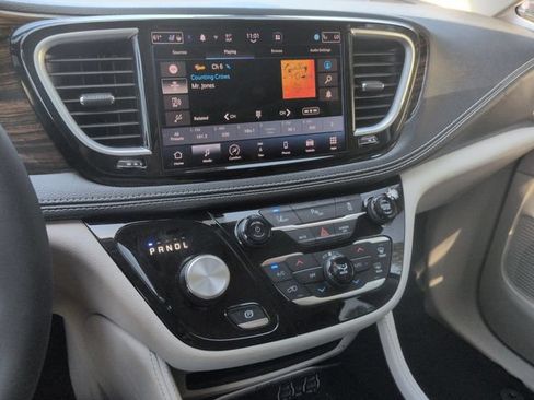 Used 2023 Chrysler Pacifica Limited FWD image 21