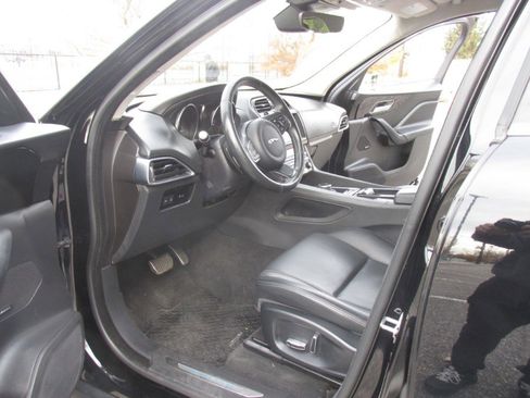 Used 2019 Jaguar F-PACE Premium image 32