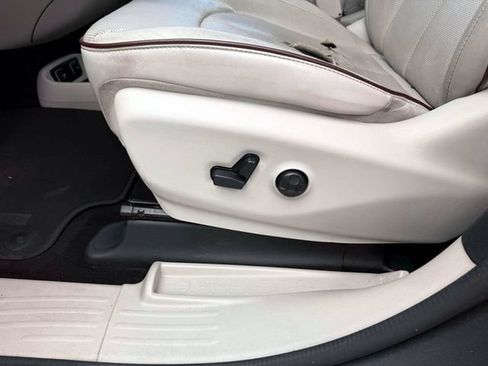 Used 2017 Chrysler Pacifica Limited w/ UConnect Theater Package FWD image 19