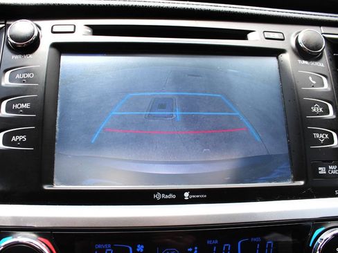 Used 2015 Toyota Highlander XLE FWD image 10