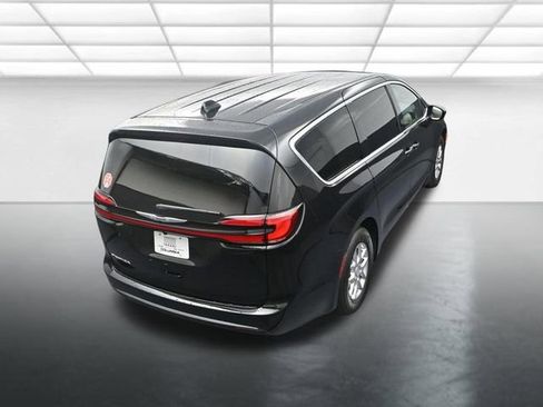 New 2026 Chrysler Pacifica Select image 16