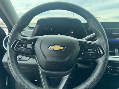 Used 2025 Chevrolet Trax LT image 28