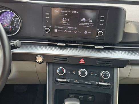 Used 2024 Kia Carnival LX image 15