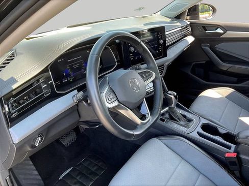 Used 2025 Volkswagen Jetta SE FWD image 18