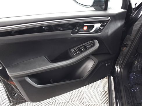 Used 2021 Porsche Macan image 14