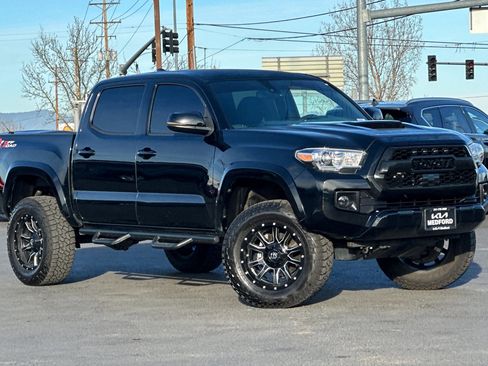 Used 2019 Toyota Tacoma TRD Sport image 2