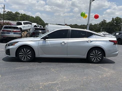 Used 2024 Nissan Altima 2.5 SV FWD image 18