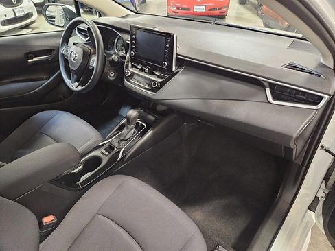 Used 2020 Toyota Corolla LE image 2