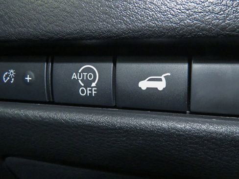 Certified 2025 Nissan Rogue SV image 31