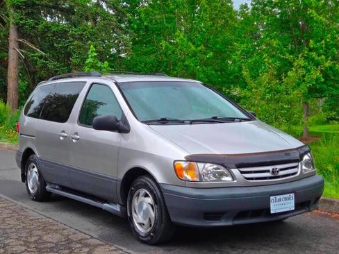 Used 2001 Toyota Sienna XLE image 8