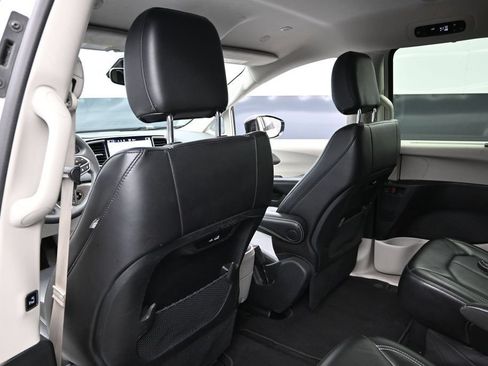 Used 2024 Chrysler Pacifica Touring-L FWD image 22