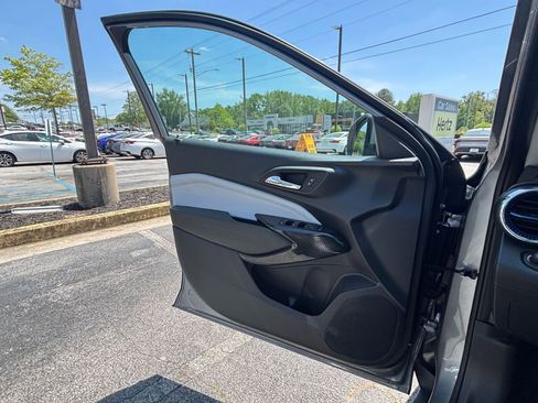 Used 2025 Chevrolet Trax LT image 18