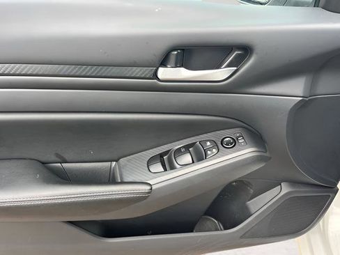 Used 2025 Nissan Altima 2.5 SV FWD image 13