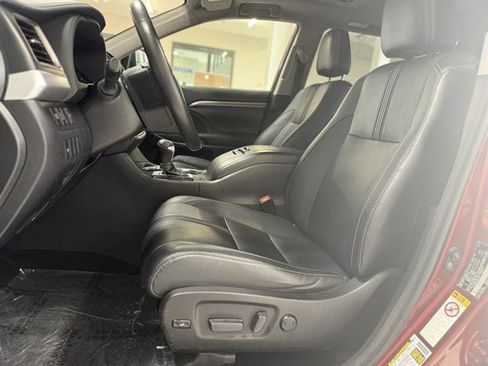 Used 2018 Toyota Highlander SE image 18