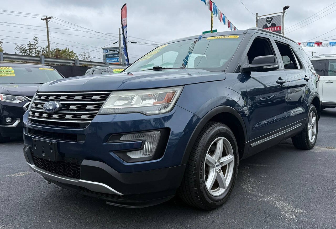 Used 2017 Ford Explorer XLT w/ Equipment Group 201A AWD/4WD image 2