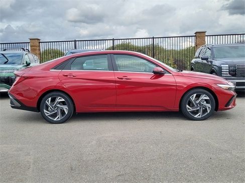 New 2025 Hyundai Elantra Limited image 25