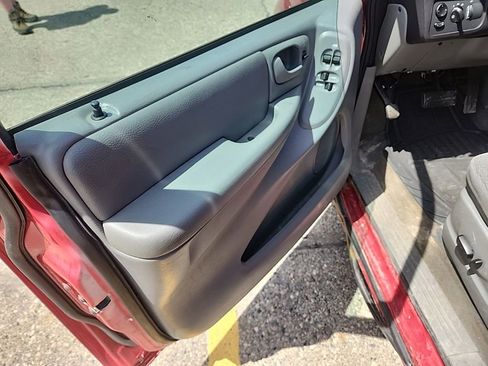 Used 2006 Dodge Caravan SXT w/ Popular Equipment Group I FWD image 11