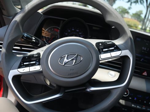 Used 2022 Hyundai Elantra SEL FWD image 12