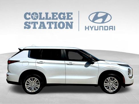 Used 2024 Mitsubishi Outlander ES FWD image 11