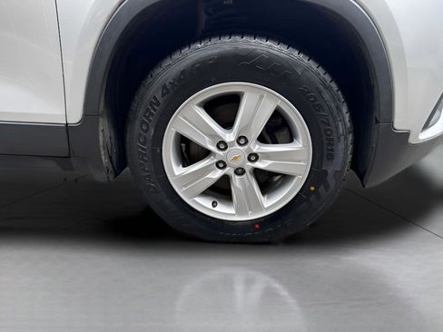 Used 2020 Chevrolet Trax LT w/ LT Convenience Package AWD/4WD image 2