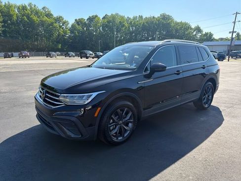 Used 2022 Volkswagen Tiguan SE AWD/4WD image 1