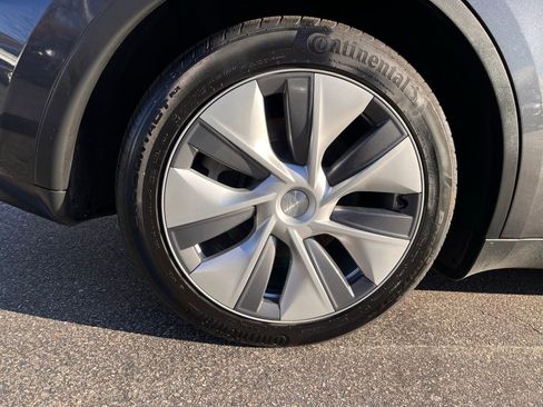 Used 2024 Tesla Model Y Long Range image 11