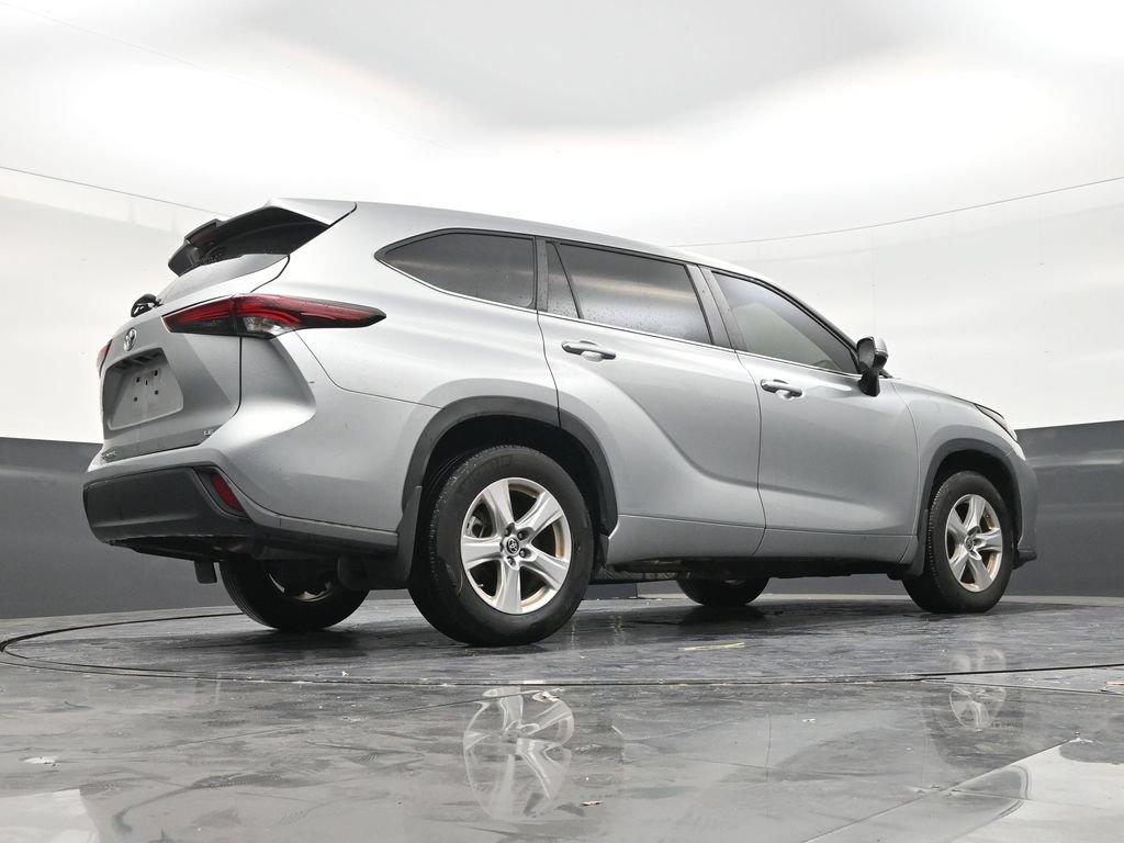 Used 2024 Toyota Highlander LE FWD image 23