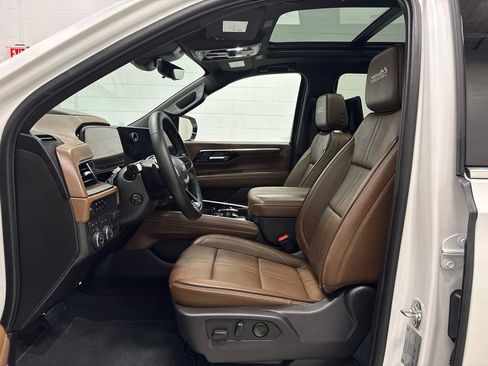 Used 2025 Chevrolet Suburban High Country AWD/4WD image 15