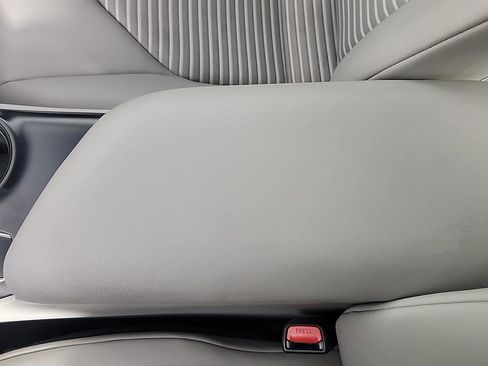 Used 2018 Toyota Camry SE w/ Moonroof Package image 34