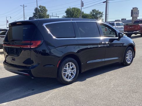 New 2027 Chrysler Pacifica Select FWD image 5