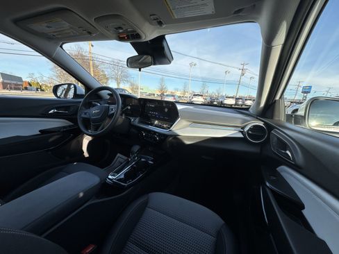 Used 2025 Chevrolet Trax LT image 30