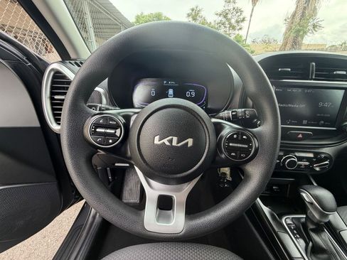 Used 2025 Kia Soul LX w/ LX Technology Package FWD image 25