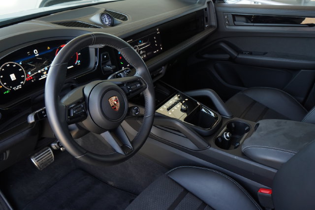 Used 2026 Porsche Cayenne GTS AWD/4WD image 28