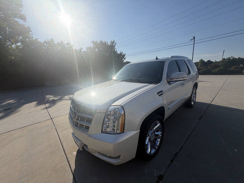Used 2011 Cadillac Escalade Platinum AWD/4WD image 29