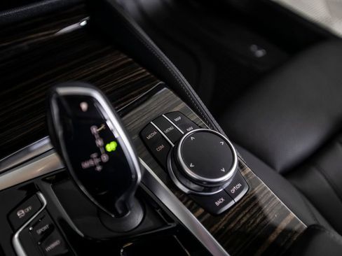 Used 2021 BMW 530e w/ M Sport Package image 34