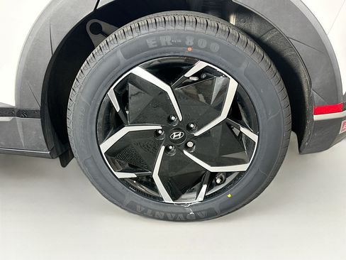 Used 2024 Hyundai Ioniq 5 SE RWD image 11