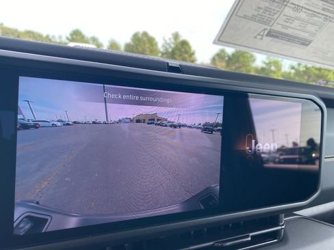 Used 2025 Jeep Gladiator Sport image 24