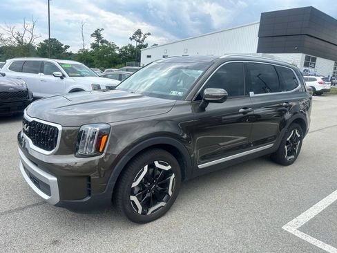 Certified 2023 Kia Telluride EX w/ EX Captain's Chair Package AWD/4WD image 3
