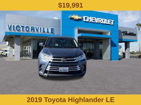 Used 2019 Toyota Highlander LE FWD image 2