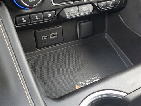 Used 2024 Chevrolet Suburban Premier image 32