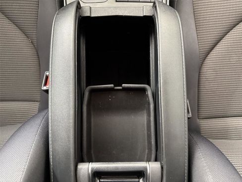Used 2022 Toyota Highlander LE FWD image 29