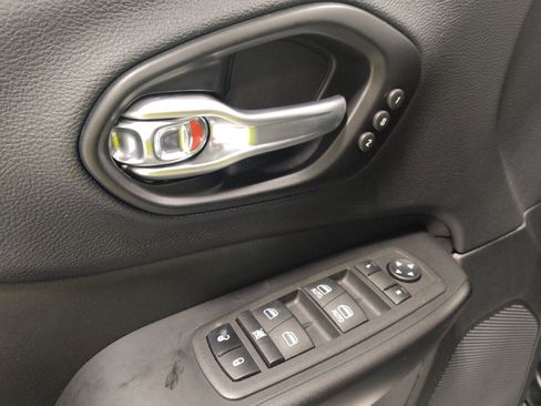 Used 2022 Jeep Cherokee Trailhawk w/ Premium Leather Package AWD/4WD image 27