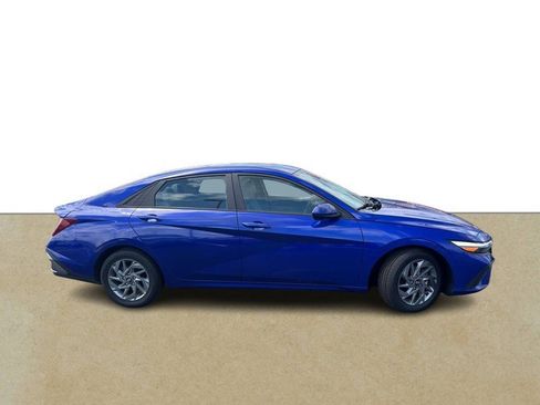 Used 2024 Hyundai Elantra SEL FWD image 2