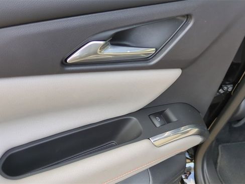 Used 2025 Chevrolet Traverse LT image 14